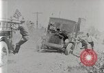 Standbild Fire Truck zieht ein Firestone reifen Stapler aus Graben Vereinigtes Königreich, 1920, aus Sekunde 8 historischem Filmmaterial Videoclip 65675025337