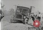 Standbild Fire Truck zieht ein Firestone reifen Stapler aus Graben Vereinigtes Königreich, 1920, aus Sekunde 9 historischem Filmmaterial Videoclip 65675025337