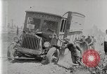 Standbild Fire Truck zieht ein Firestone reifen Stapler aus Graben Vereinigtes Königreich, 1920, aus Sekunde 10 historischem Filmmaterial Videoclip 65675025337