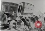 Standbild Fire Truck zieht ein Firestone reifen Stapler aus Graben Vereinigtes Königreich, 1920, aus Sekunde 11 historischem Filmmaterial Videoclip 65675025337