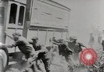 Standbild Fire Truck zieht ein Firestone reifen Stapler aus Graben Vereinigtes Königreich, 1920, aus Sekunde 12 historischem Filmmaterial Videoclip 65675025337