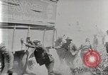 Standbild Fire Truck zieht ein Firestone reifen Stapler aus Graben Vereinigtes Königreich, 1920, aus Sekunde 13 historischem Filmmaterial Videoclip 65675025337