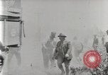 Standbild Fire Truck zieht ein Firestone reifen Stapler aus Graben Vereinigtes Königreich, 1920, aus Sekunde 14 historischem Filmmaterial Videoclip 65675025337