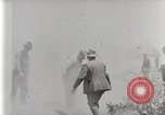 Standbild Fire Truck zieht ein Firestone reifen Stapler aus Graben Vereinigtes Königreich, 1920, aus Sekunde 15 historischem Filmmaterial Videoclip 65675025337