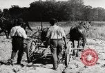 Standbild Männer und Maschinen Gebäude eine konkrete Highway United States USA, 1920, aus Sekunde 5 historischem Filmmaterial Videoclip 65675025339