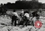 Standbild Männer und Maschinen Gebäude eine konkrete Highway United States USA, 1920, aus Sekunde 6 historischem Filmmaterial Videoclip 65675025339
