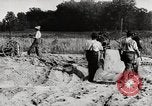 Standbild Männer und Maschinen Gebäude eine konkrete Highway United States USA, 1920, aus Sekunde 8 historischem Filmmaterial Videoclip 65675025339