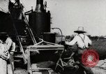 Standbild Männer und Maschinen Gebäude eine konkrete Highway United States USA, 1920, aus Sekunde 9 historischem Filmmaterial Videoclip 65675025339