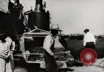 Standbild Männer und Maschinen Gebäude eine konkrete Highway United States USA, 1920, aus Sekunde 12 historischem Filmmaterial Videoclip 65675025339