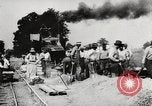 Standbild Männer und Maschinen Gebäude eine konkrete Highway United States USA, 1920, aus Sekunde 16 historischem Filmmaterial Videoclip 65675025339