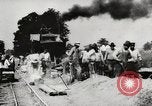 Standbild Männer und Maschinen Gebäude eine konkrete Highway United States USA, 1920, aus Sekunde 17 historischem Filmmaterial Videoclip 65675025339