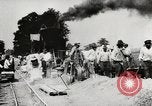 Standbild Männer und Maschinen Gebäude eine konkrete Highway United States USA, 1920, aus Sekunde 18 historischem Filmmaterial Videoclip 65675025339