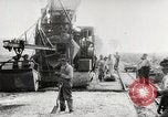 Standbild Männer und Maschinen Gebäude eine konkrete Highway United States USA, 1920, aus Sekunde 19 historischem Filmmaterial Videoclip 65675025339