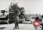 Standbild Männer und Maschinen Gebäude eine konkrete Highway United States USA, 1920, aus Sekunde 20 historischem Filmmaterial Videoclip 65675025339