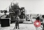 Standbild Männer und Maschinen Gebäude eine konkrete Highway United States USA, 1920, aus Sekunde 21 historischem Filmmaterial Videoclip 65675025339