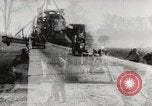 Standbild Männer und Maschinen Gebäude eine konkrete Highway United States USA, 1920, aus Sekunde 23 historischem Filmmaterial Videoclip 65675025339