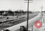 Standbild Männer und Maschinen Gebäude eine konkrete Highway United States USA, 1920, aus Sekunde 26 historischem Filmmaterial Videoclip 65675025339