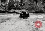 Immagine di Ford Modello T Cars driving in acqua neve & lungo i binari della ferrovia United States USA, 1922, secondo 3 filmato di repertorio 65675025341
