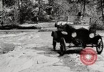 Immagine di Ford Modello T Cars driving in acqua neve & lungo i binari della ferrovia United States USA, 1922, secondo 4 filmato di repertorio 65675025341