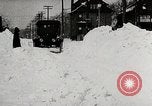 Immagine di Ford Modello T Cars driving in acqua neve & lungo i binari della ferrovia United States USA, 1922, secondo 5 filmato di repertorio 65675025341