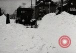 Immagine di Ford Modello T Cars driving in acqua neve & lungo i binari della ferrovia United States USA, 1922, secondo 6 filmato di repertorio 65675025341