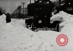 Immagine di Ford Modello T Cars driving in acqua neve & lungo i binari della ferrovia United States USA, 1922, secondo 7 filmato di repertorio 65675025341