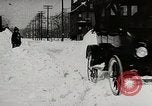 Immagine di Ford Modello T Cars driving in acqua neve & lungo i binari della ferrovia United States USA, 1922, secondo 8 filmato di repertorio 65675025341