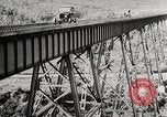 Immagine di Ford Modello T Cars driving in acqua neve & lungo i binari della ferrovia United States USA, 1922, secondo 9 filmato di repertorio 65675025341