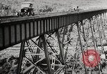 Immagine di Ford Modello T Cars driving in acqua neve & lungo i binari della ferrovia United States USA, 1922, secondo 10 filmato di repertorio 65675025341