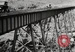 Immagine di Ford Modello T Cars driving in acqua neve & lungo i binari della ferrovia United States USA, 1922, secondo 11 filmato di repertorio 65675025341