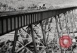Immagine di Ford Modello T Cars driving in acqua neve & lungo i binari della ferrovia United States USA, 1922, secondo 12 filmato di repertorio 65675025341