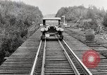 Immagine di Ford Modello T Cars driving in acqua neve & lungo i binari della ferrovia United States USA, 1922, secondo 13 filmato di repertorio 65675025341