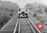 Immagine di Ford Modello T Cars driving in acqua neve & lungo i binari della ferrovia United States USA, 1922, secondo 14 filmato di repertorio 65675025341