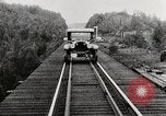 Immagine di Ford Modello T Cars driving in acqua neve & lungo i binari della ferrovia United States USA, 1922, secondo 15 filmato di repertorio 65675025341