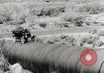 Immagine di Ford Modello T Cars driving in acqua neve & lungo i binari della ferrovia United States USA, 1922, secondo 16 filmato di repertorio 65675025341