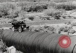 Immagine di Ford Modello T Cars driving in acqua neve & lungo i binari della ferrovia United States USA, 1922, secondo 18 filmato di repertorio 65675025341