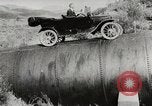 Immagine di Ford Modello T Cars driving in acqua neve & lungo i binari della ferrovia United States USA, 1922, secondo 19 filmato di repertorio 65675025341