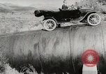 Immagine di Ford Modello T Cars driving in acqua neve & lungo i binari della ferrovia United States USA, 1922, secondo 20 filmato di repertorio 65675025341