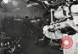 Immagine di Ford automobili e camion essendo fabbricati e utilizzati United States USA, 1922, secondo 7 filmato di repertorio 65675025342
