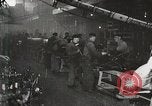 Immagine di Ford automobili e camion essendo fabbricati e utilizzati United States USA, 1922, secondo 8 filmato di repertorio 65675025342
