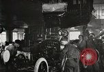 Immagine di Ford automobili e camion essendo fabbricati e utilizzati United States USA, 1922, secondo 25 filmato di repertorio 65675025342