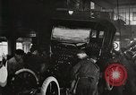 Immagine di Ford automobili e camion essendo fabbricati e utilizzati United States USA, 1922, secondo 29 filmato di repertorio 65675025342