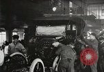 Immagine di Ford automobili e camion essendo fabbricati e utilizzati United States USA, 1922, secondo 31 filmato di repertorio 65675025342