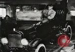 Immagine di Ford automobili e camion essendo fabbricati e utilizzati United States USA, 1922, secondo 42 filmato di repertorio 65675025342