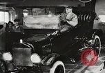 Immagine di Ford automobili e camion essendo fabbricati e utilizzati United States USA, 1922, secondo 43 filmato di repertorio 65675025342
