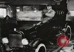 Immagine di Ford automobili e camion essendo fabbricati e utilizzati United States USA, 1922, secondo 44 filmato di repertorio 65675025342