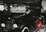 Immagine di Ford automobili e camion essendo fabbricati e utilizzati United States USA, 1922, secondo 45 filmato di repertorio 65675025342
