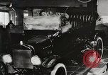Immagine di Ford automobili e camion essendo fabbricati e utilizzati United States USA, 1922, secondo 46 filmato di repertorio 65675025342