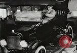 Immagine di Ford automobili e camion essendo fabbricati e utilizzati United States USA, 1922, secondo 48 filmato di repertorio 65675025342