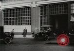Immagine di Ford automobili e camion essendo fabbricati e utilizzati United States USA, 1922, secondo 55 filmato di repertorio 65675025342